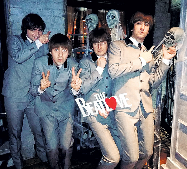 Саша Варлей (крайний справа) играет на гитаре в трибьют-группе The BeatLove