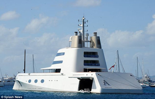 Посудина стоимостью 400 млн. долларов была спроектирована французским дизайнером Филиппом СТАРКОМ.