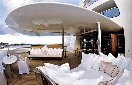 Высотой лодка сопоставима с 10-этажным зданием - 32 м