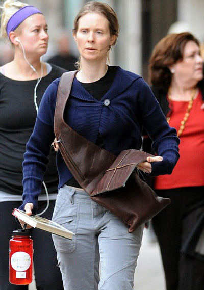 В повседневной жизни Синтия ничем не напоминает свою элегантную героиню из «Секса в большом городе»