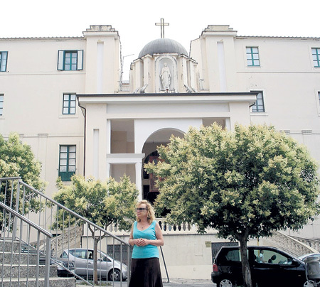 ...поэтому скрывает своё лицо