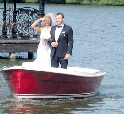 На праздник в Довиле новобрачные приплыли на лодочке