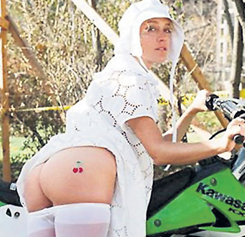 Актриса выпускает собственную линию одежды, но ее модели далеко не столь откровенны, как эта