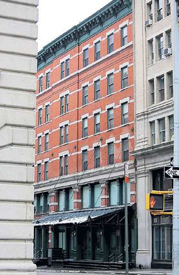 Нехорошая квартира Орландо находится в этом доме района Трибека в Нью-Йорке