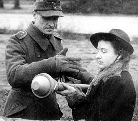 Фашисты в отчаянии отправляли на защиту столицы Третьего рейха от русских танков детей и женщин