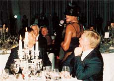 НЕУЕМНАЯ ГРЕЙС ДЖОНС: многозначительно терлась попой о главного архитектора столицы