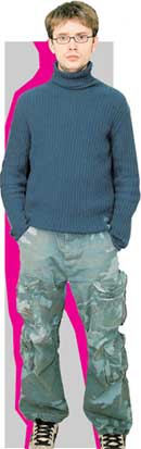 В ЖИЗНИ ОН ТАКОЙ ЖЕ, КАК НА ЭКРАНЕ: простой прикид и дорогие очки