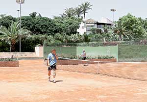 НА КОРТЕ: российский футболист принципиально играет, когда солнце в зените