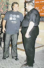 У ВХОДА В РЕСТОРАН: журналист дал дельный совет музыканту