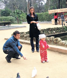 СЕМЬЯ КЕРЖАКОВЫХ НА ОТДЫХЕ: Дашеньку потянуло к голубям