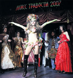 АМАНЕЙ: мужчину прячет за цветами