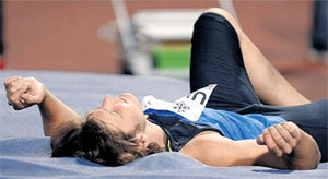 После выпитого ему хотелось не прыгать, а спать