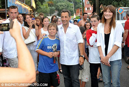 Парочка прогулялась по окрестностям поместья Карлы. Фото Daily Mail