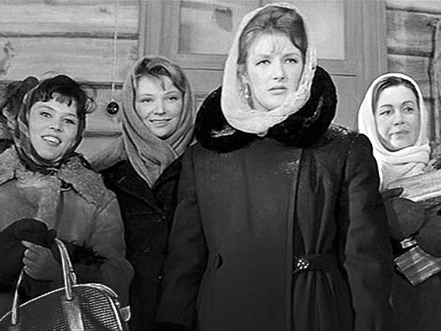 Слева направо: Катя (Л. Овчинникова), Вера (Н. Меньшикова), Анфиса (С. Дружинина), Надя (И. Макарова) Слева направо: Катя (Л. Овчинникова), Вера (Н. Меньшикова), Анфиса (С. Дружинина), Надя (И. Макарова)