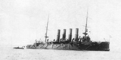 «Варяг» после сражения – сильный крен на левый борт. Фото: Wikimedia.org