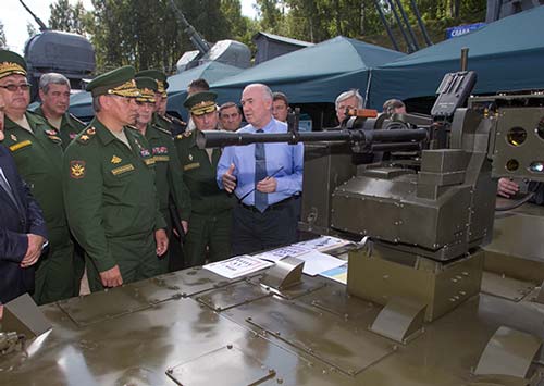 Министр обороны РФ Сергей Шойгу знакомится с модулем «Киллер». Фото: Минобороны РФ