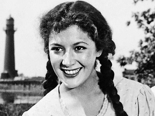 Актриса Кюнна Игнатова. Кадр из фильма «Ляна», 1955 год Актриса Кюнна Игнатова с сыном, фото