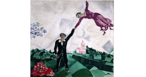 Марк Шагал «Прогулка» (1917-1918).
Знаменитая работа Шагала является частью триптиха, который состоит ещё из таких полотен, как «Двойной портрет» и «Над городом». Полёт для художника, как он сам же рассказывал, — это метафора счастья. На этом полотне главная любовь Марка Шагала, Белла Розенфельд, парит в небе настолько естественно, что, глядя на эту картину, можно реально забыть о неумении людей летать.