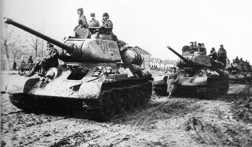 В трагический день наблюдателей на броне Т-34 не было. Источник: wikipedia.org