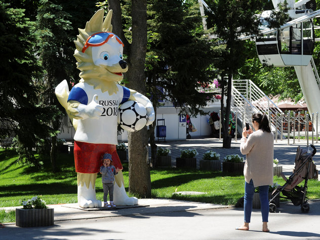 A woman takes pictures of a child with the official mascot for the 2018 FIFA World Cup Russia, Zabivaka in Rostov-on-Don В Екатеринбурге перед ЧМ-2018 закрасили граффити на набережной