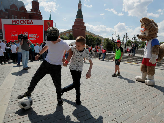 Устройство показывает время, оставшееся до чемпионата, и может сфотографировать всех желающих