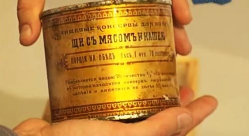 Самая старая в мире съедобная банка тушенки выпуска 1900 года, хранящаяся в НИИ Росрезерва. Источник: Кадр YouTube