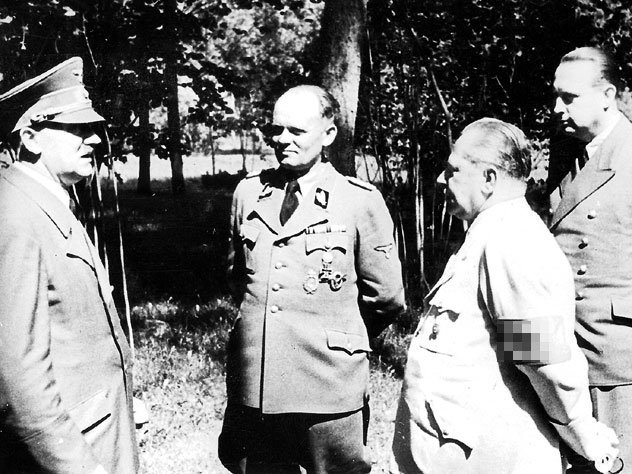 Адольф Гитлер беседует с любимым фотографом Генрихом Гофманом (второй справа) Адольф Гитлер беседует с любимым фотографом Генрихом Гофманом (второй справа)