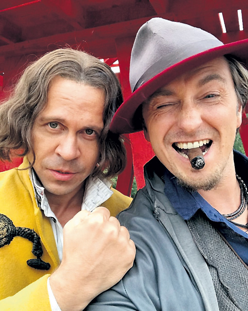 Безруков - Бендер, это понятно. А кого ж играет Паша Деревянко?