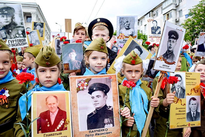 Наших либералов в прямом смысле бесит практически все, что сплачивает русский народ. Их буквально корежит от просветленных лиц в православных храмах, от восторженных криков болельщиков, радующихся победам нашей сборной, и от непередаваемой энергетики «Бессмертного полка». Но пока мы едины - мы непобедимы!
