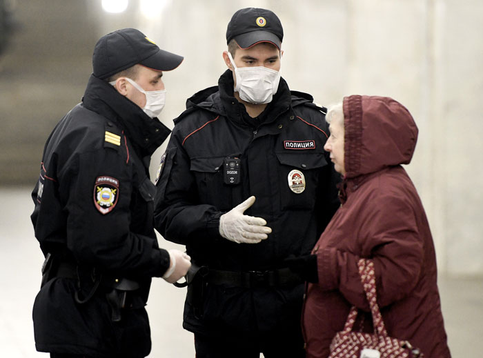 Полиция не вправе никого штрафовать - только составить протокол. Требуют деньги? Значит - аферисты