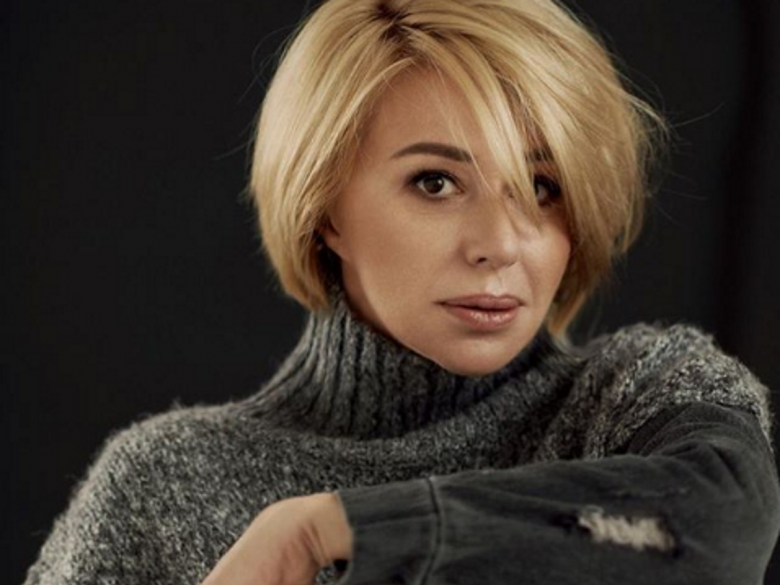 «Хороша»: Алена Апина устроила постельную фотосессию «Хороша»: Алена Апина устроила постельную фотосессию