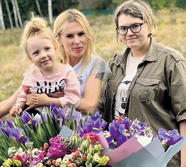 Бывшая жена артиста Елизавета Круцко с их дочкой Амели (справа) и малышкой Стешей (от оператора Сергея Шульца)