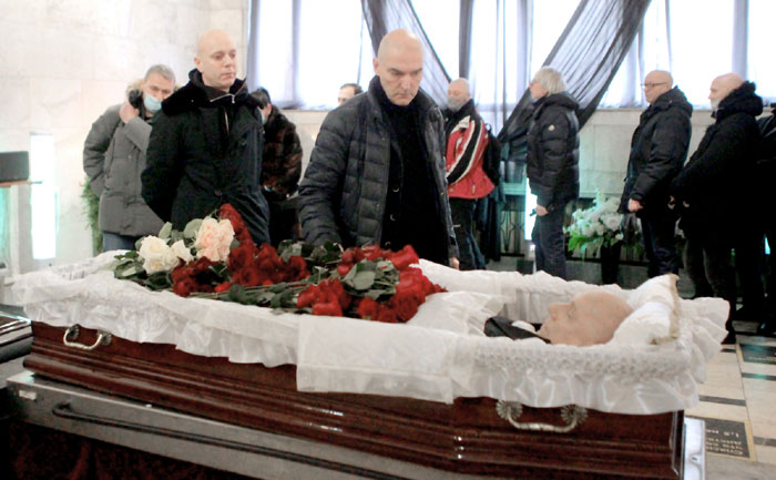 Два Андрея - Державин и Кобзон - у гроба знаменитого тезки. Сын Иосифа Давыдовича когда-то играл с покойным в одном музыкальном коллективе, они выпустили альбом «Семь вещей»