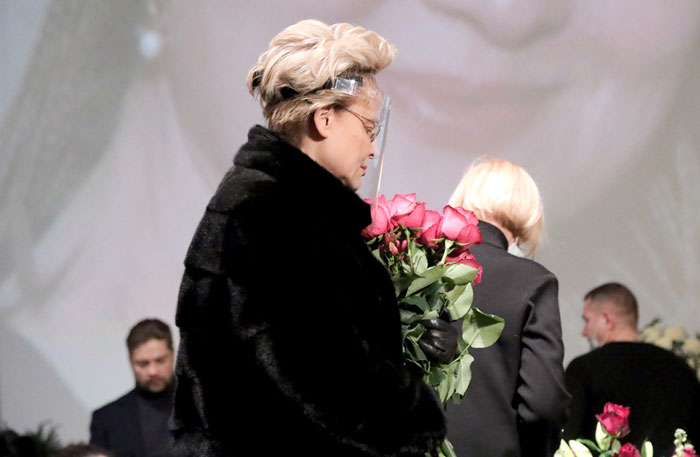 Елена Малышева, уверявшая, что ковид не так страшен, удивила защитным экраном на лице