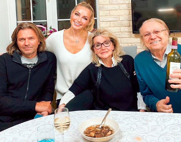 Юрий Маликов с женой Людмилой Михайловной недавно отметили изумрудную свадьбу - 55 лет брака. Дети Дмитрий и Инна в этот день были рядом с родителями