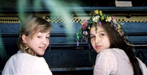 Ира Малышева и Таня Друбич в к/ф «Сто дней после детства». Татьяну совратил сам Соловьев, а Ирину - сценарист Александров. (Малышева, кстати, потом ушла к Элему Климову!)