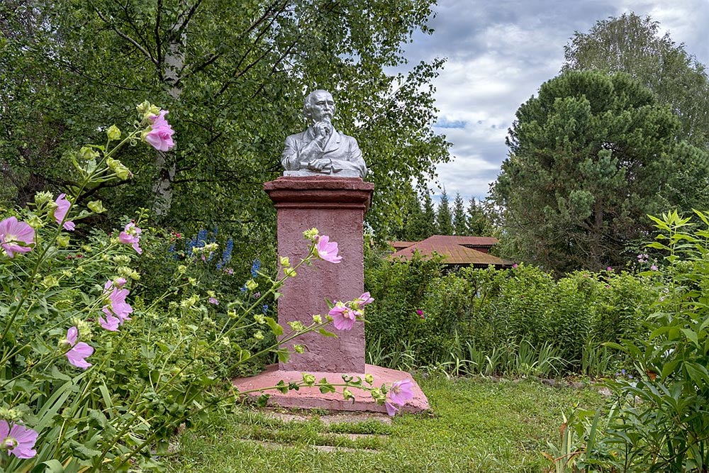 Памятник_поэту_в_деревне_Грешнево_Ярославской_области