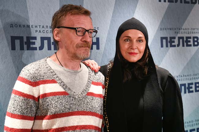 Счастливые и в обнимку: Серебряков и Лютаева вышли в свет
