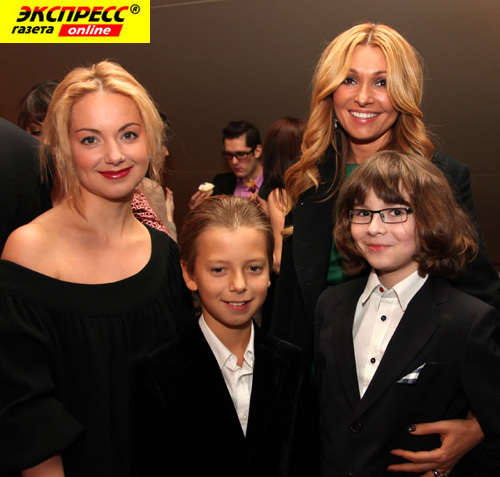 ОЛЬГА БУДИНА И АНЖЕЛИКА АГУРБАШ С СЫНОВЬЯМИ