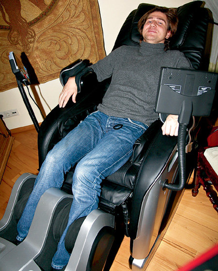 В массажном кресле САДАЛЬСКОГО КОНДРАХИН укрепляет тело физически и духовно