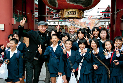 Фотографируясь, японцы всегда показывают два пальца. Называют они это - дзяпанидзу поодзу - японской позой