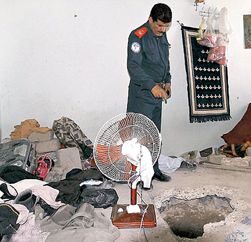 Полицейский, демонстрируя журналистам туннель...