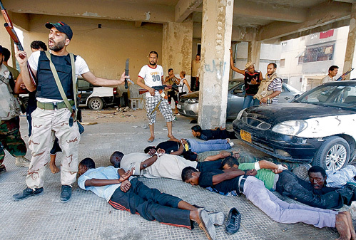 В Триполи мятежники ведут этнические чистки, убивая всех, кто чернее их цветом лица