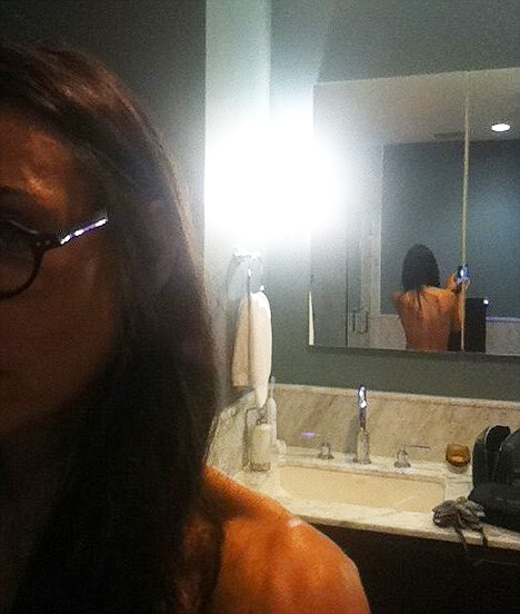 Снявшись топлесс, Деми выложида этот снимок на своей страничке в 