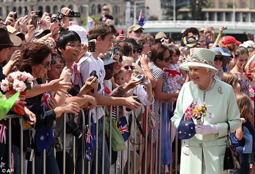 Шла себе королева, никого не трогала...