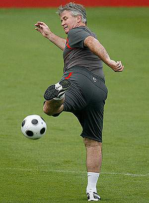 Гус ХИДДИНК, похоже, перестал быть волшебником. Но деньги к нему все равно липнут.