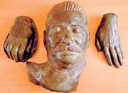 После смерти Иосифа СТАЛИНА его черты были увековечены в девяти бронзовых масках