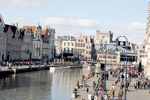В солнечный день набережные каналов в Генте - самое популярное место отдыха