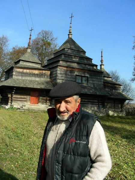 Василий ЗАДОРЕЦКИЙ возле главной достопримечательности села – старинной деревянной церкви