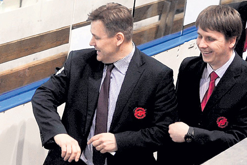 Финну Раймо СУММАНЕНУ в Москве крепко досталось - сначала на льду обыграли его команду, а затем тренеру «Авангарда» ещё и пиджак порвали (фото Константина ИВАНОВА/